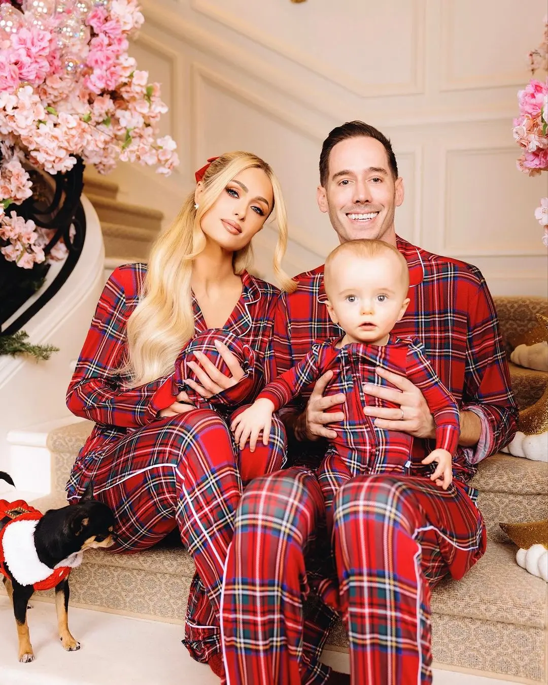Imagem da notícia: Paris Hilton compartilha foto com os dois filhos pela primeira vez: 'Conto de fadas realizado'