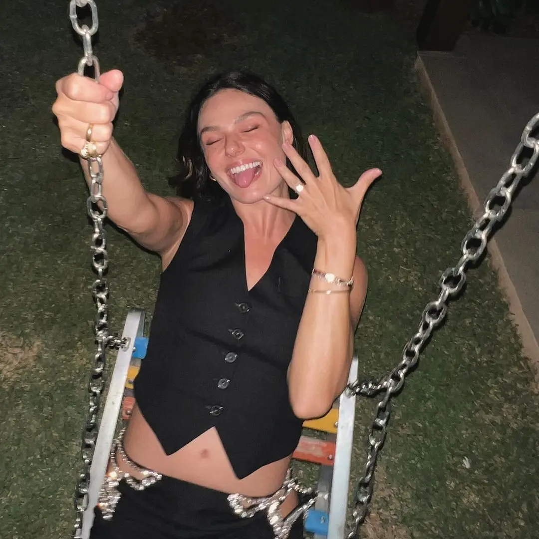 Imagem da notícia: Isis Valverde exibe aliança de noivado de R$ 500 mil em fotos de Natal