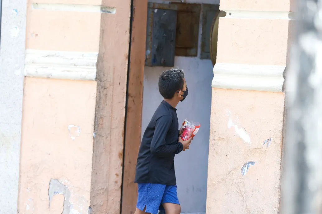 Comércio ambulante em ruas e semáforos é uma das principais atividades de crianças e adolescentes em Fortaleza