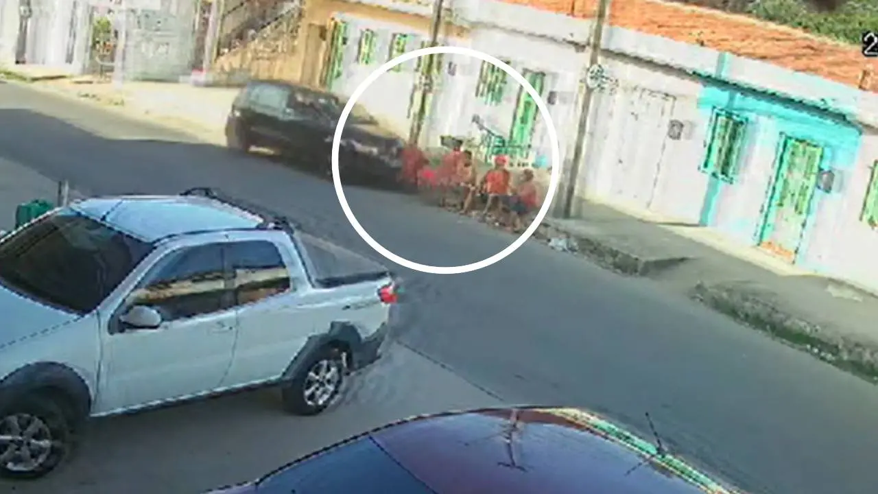 Imagem da notícia: Carro invade contramão e atropela três pessoas que estavam em calçada de Fortaleza; veja vídeo