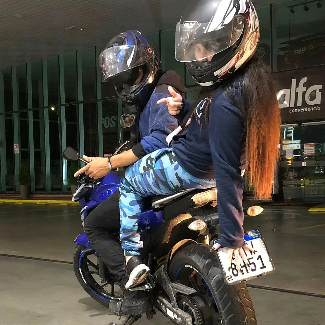 Participantes cobrem a placa para evitar aplicação e multas