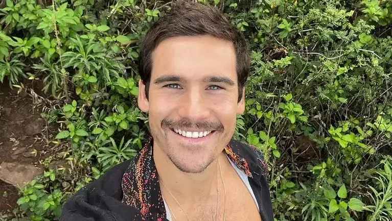 Imagem da notícia: Nicolas Prattes explica som associado ao Grindr em entrevista: 'Alguém tentando entrar na reunião'
