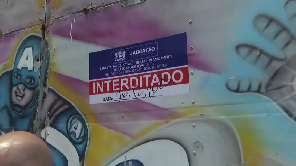 Imagem da notícia: Parque de diversões é interditado em Pernambuco; vídeo registrou crianças presas em roda-gigante