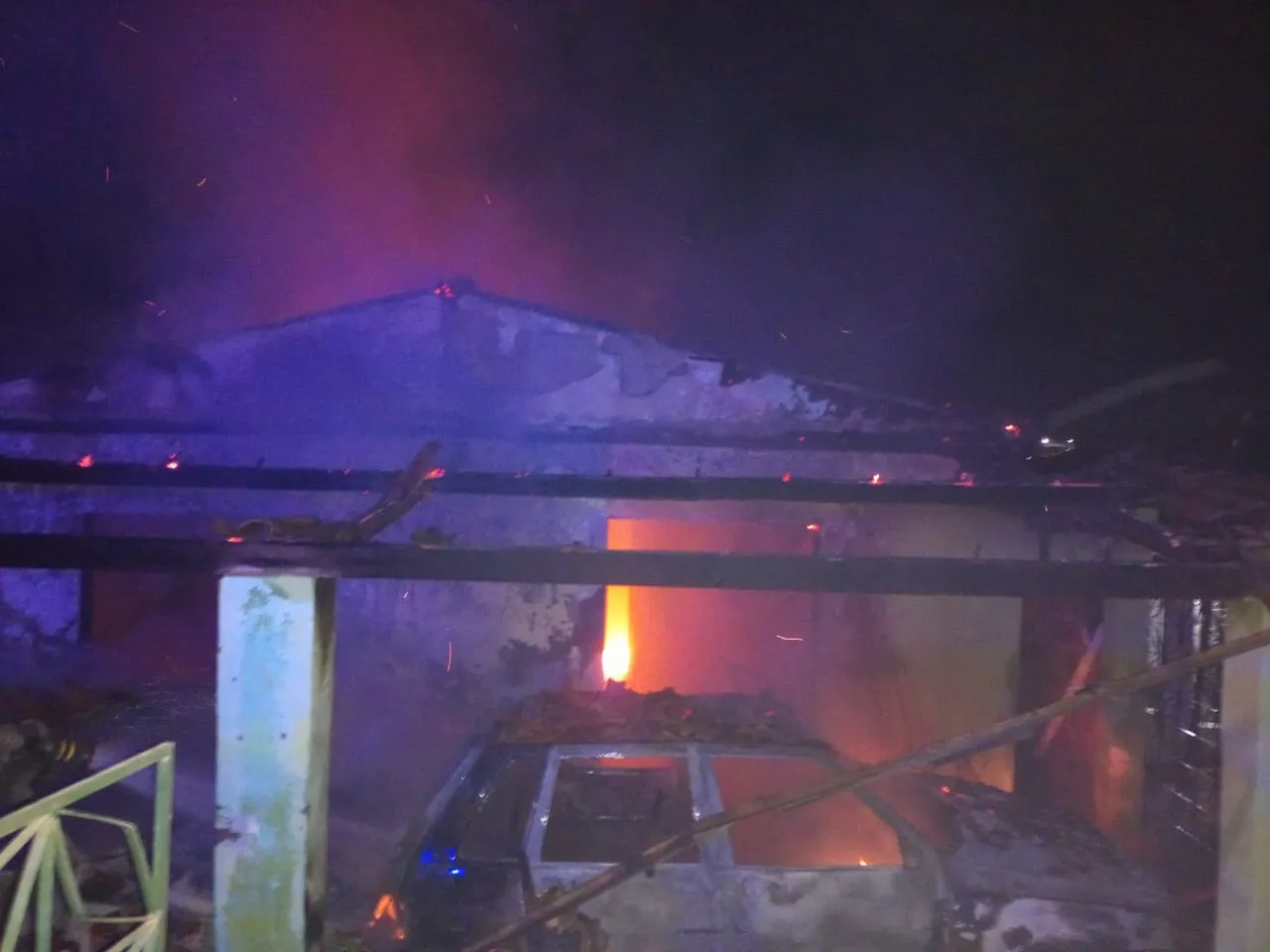 A Perícia Forense investiga a causa do incêndio