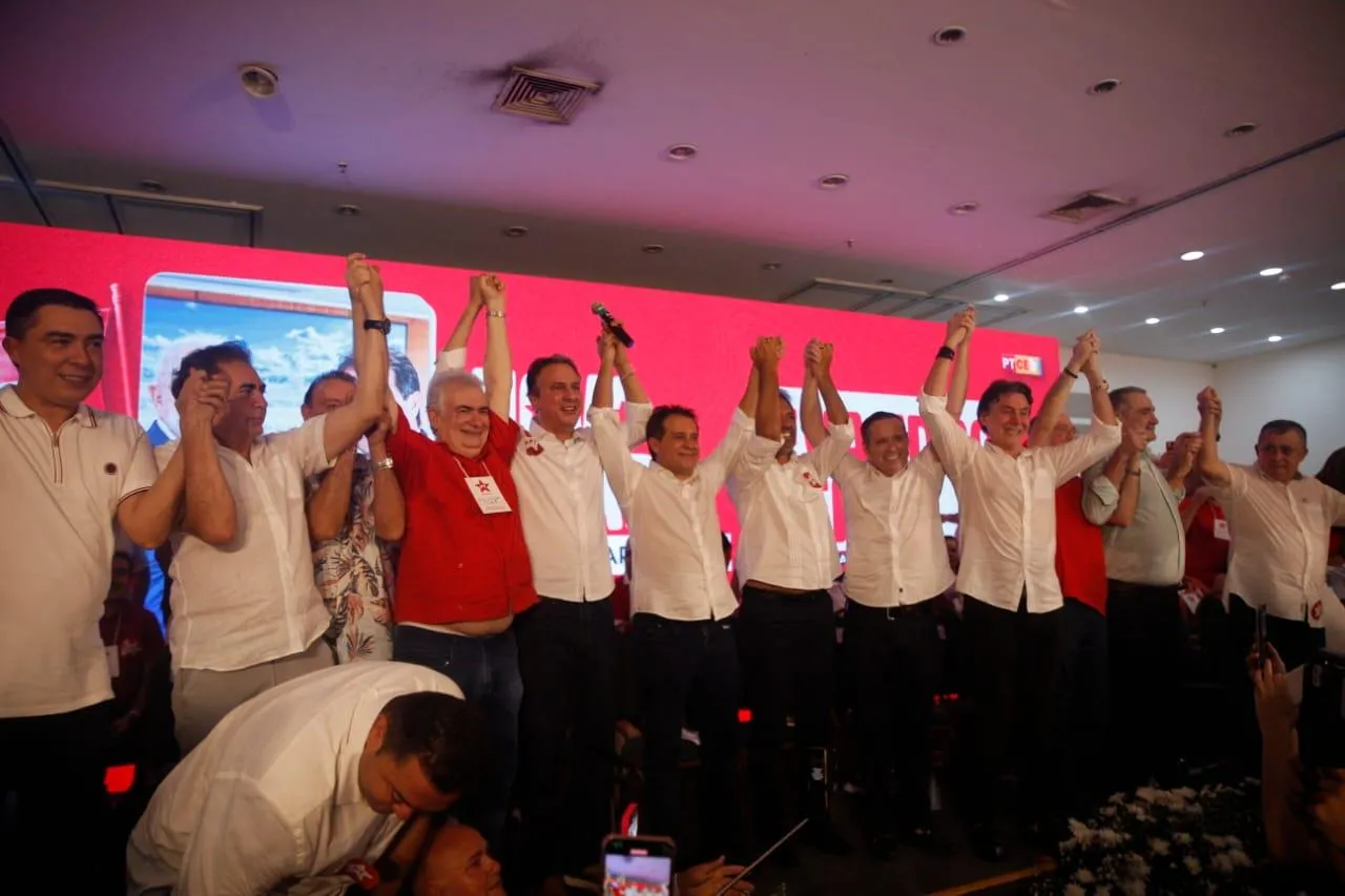 Dirigentes do MDB, PSD, PSB, PV, PP, Republicanos, PCdoB, Podemos e SD participaram do evento de filiação do presidente da Assembleia Legislativa do Ceará, Evandro Leitão, ao PT, no início de dezembro, para demonstrar força do arco governista