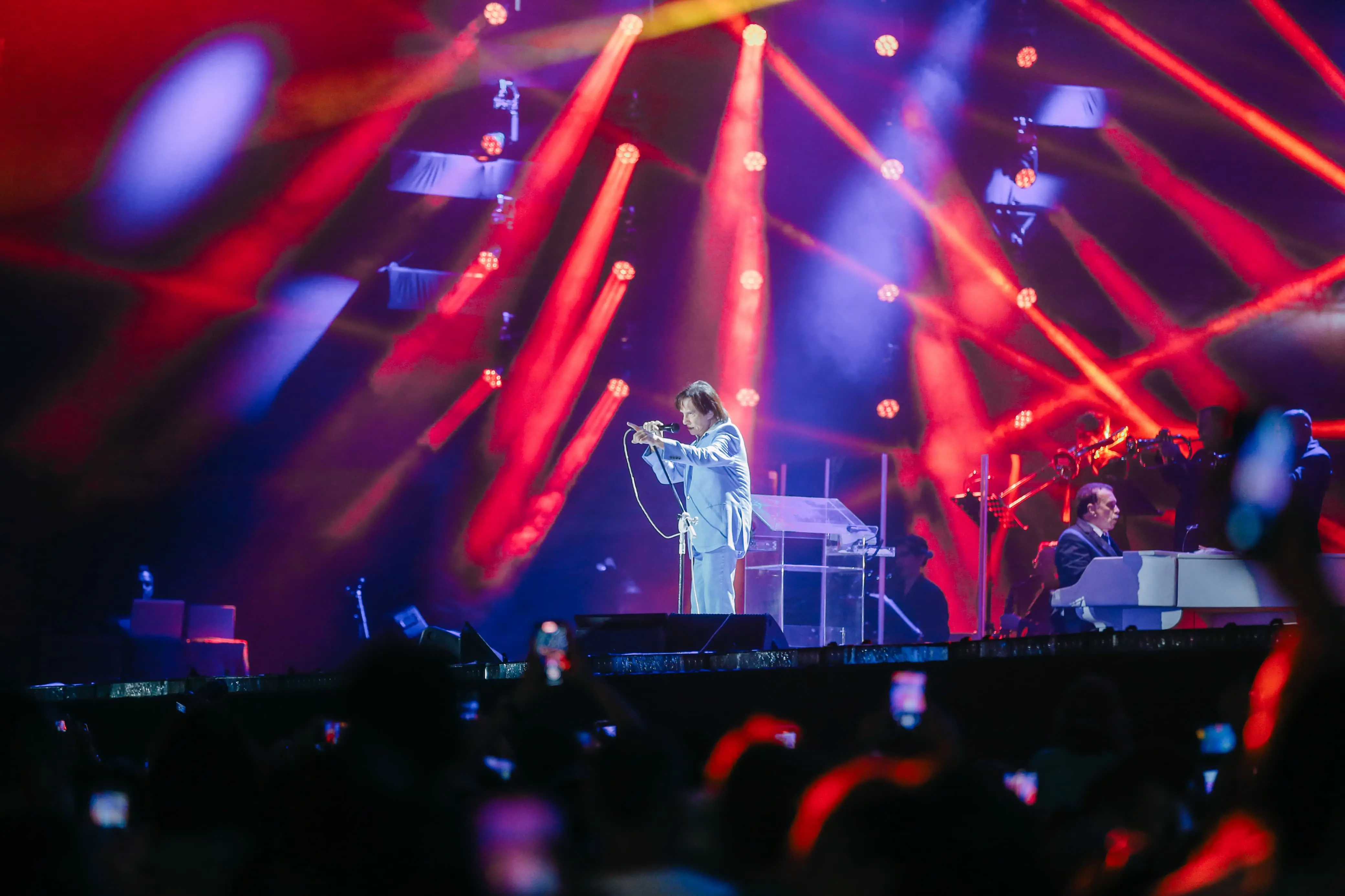 Imagem da notícia: Roberto Carlos abre primeira noite do Réveillon de Fortaleza 2024