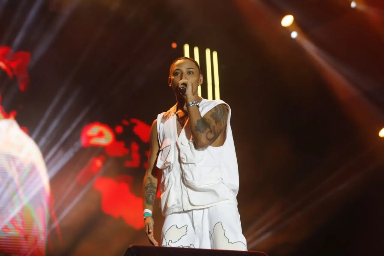 Imagem da notícia: Conheça 6UTTO, artista cearense que cantou com Luísa Sonza no Réveillon de Fortaleza