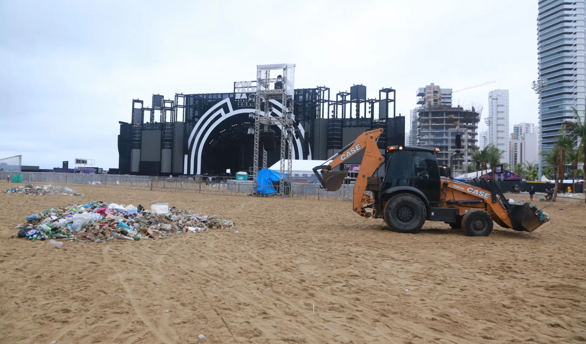 Imagem da notícia: Fortaleza recolhe 142 toneladas de lixo e recicla outras 7,5t nos três dias de Réveillon