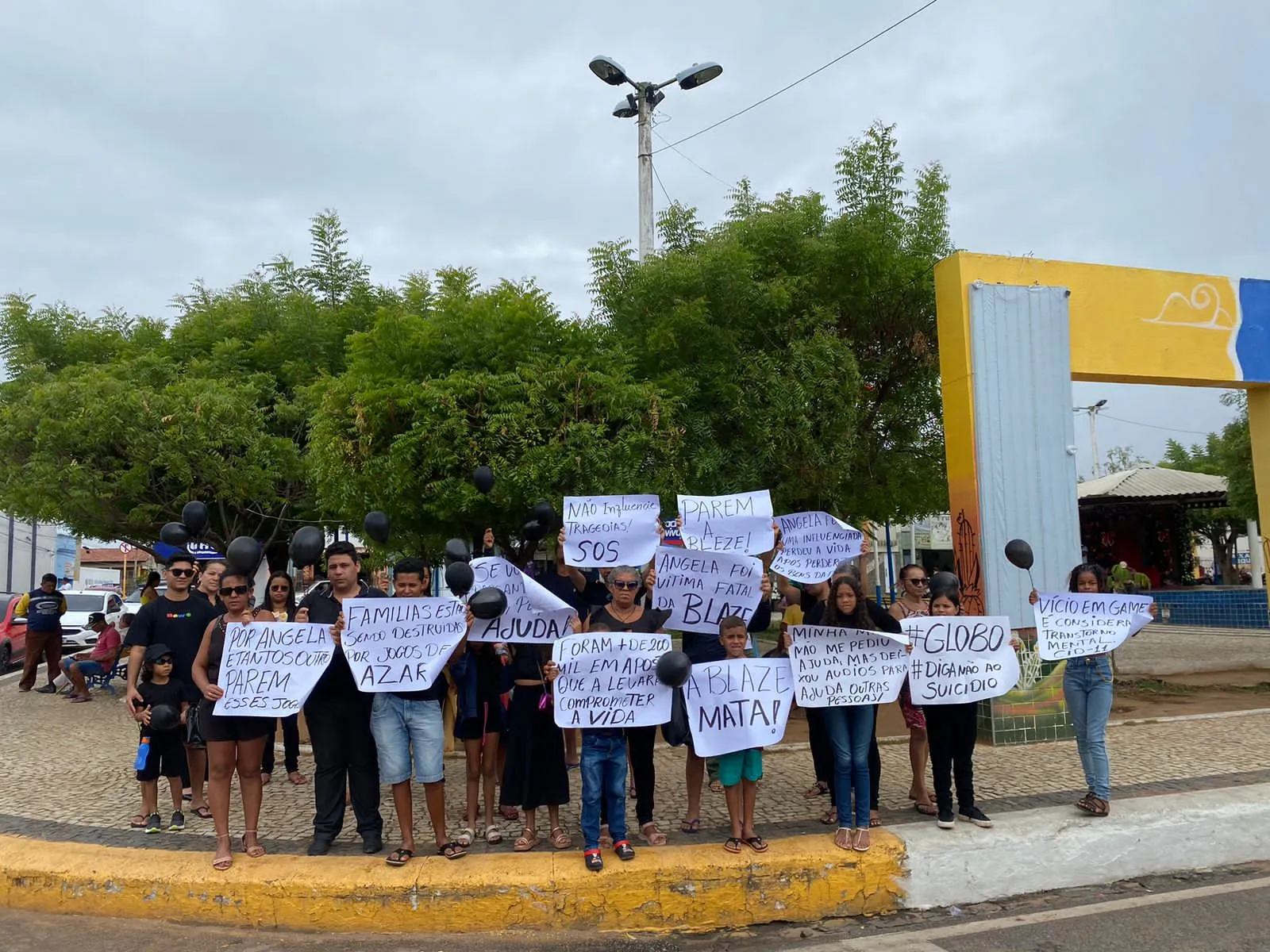 Cartazes empunhados por parentes e amigos pediam ajuda e criticavam a Blaze