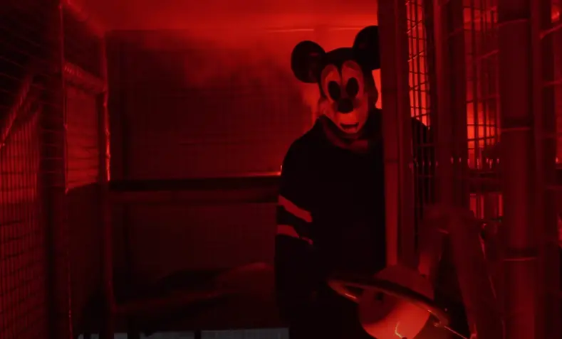 Imagem da notícia: Após cair em domínio público, Mickey Mouse vira personagem de filme de terror; veja trailer