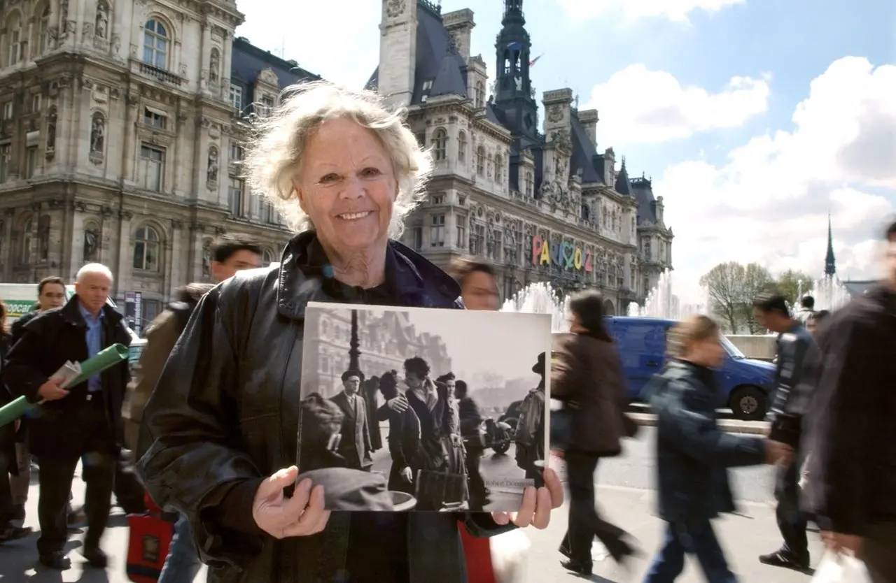 Imagem da notícia: Morre Françoise Bornet, atriz que protagonizou famosa foto de beijo feita em Paris