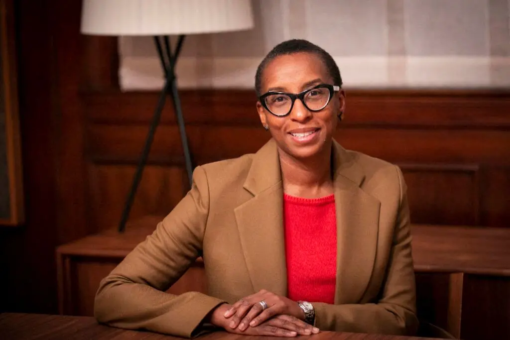 Imagem da notícia: Primeira presidente negra de Harvard renuncia após polêmica sobre antissemitismo e plágio