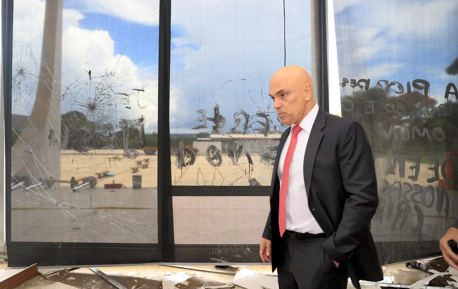 Imagem da notícia: Alexandre de Moraes revela que envolvidos do 8 de janeiro planejavam prendê-lo e enforcá-lo