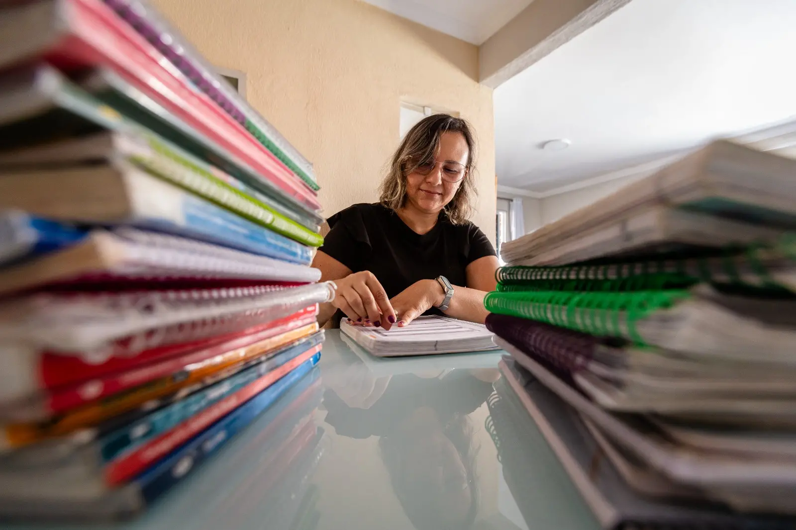Imagem da notícia: Apagadoras de livros usados fazem renda extra na volta às aulas: '12h para apagar 200 páginas'