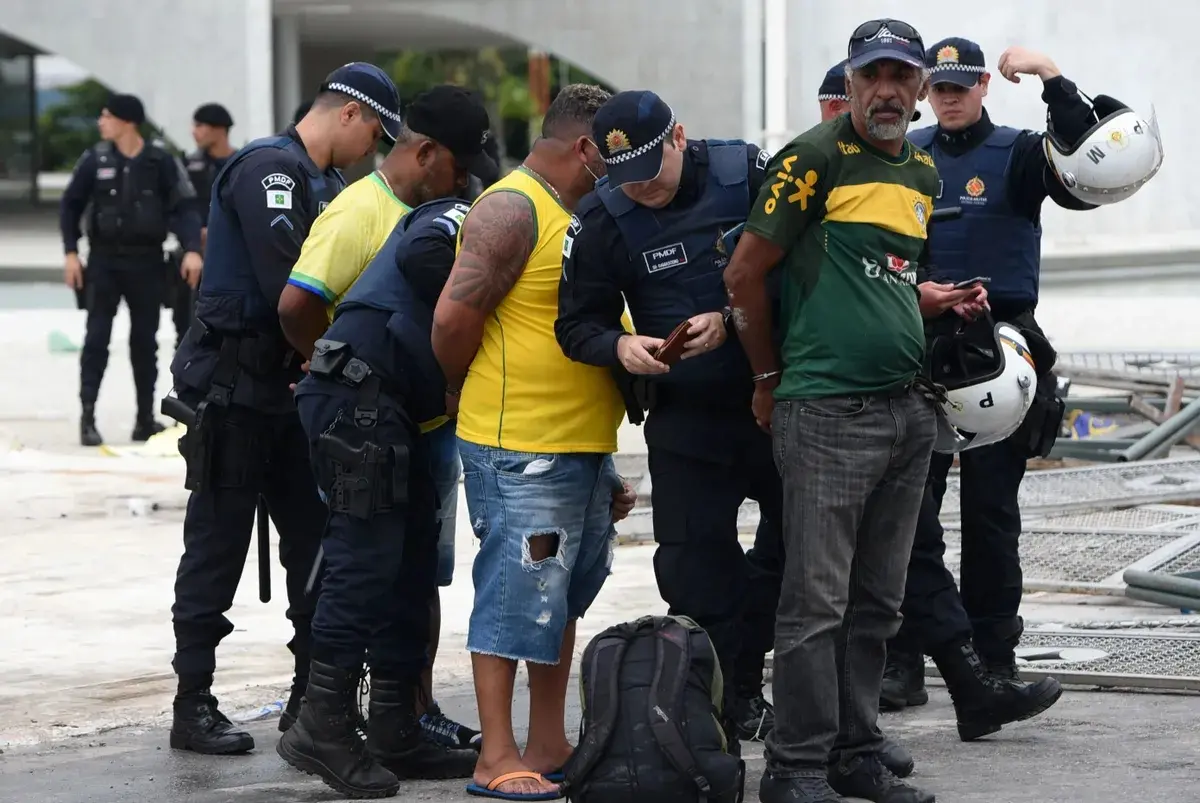 Imagem da notícia: Um ano depois, qual a situação dos cearenses envolvidos no 8 de Janeiro em Brasília