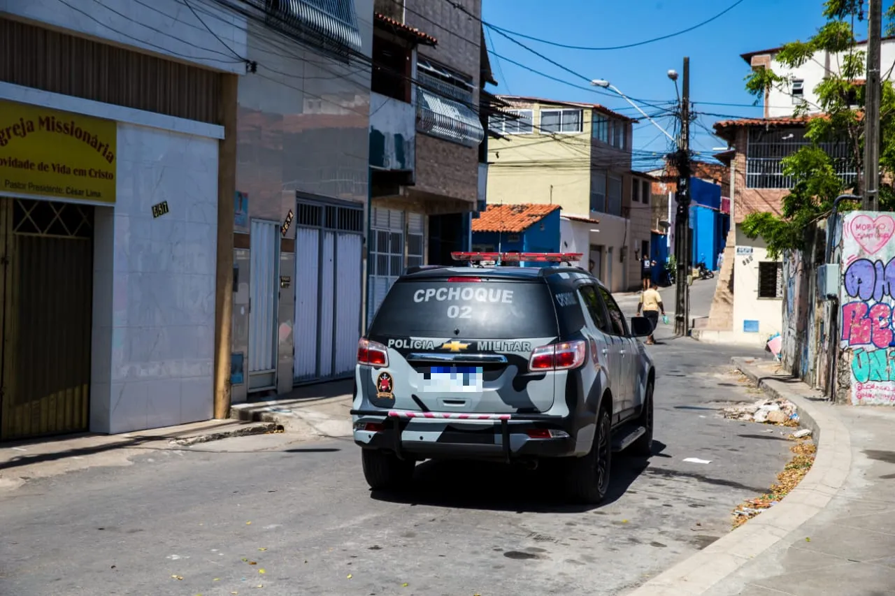 Agentes da Polícia Militar se concentram, na manhã desta segunda-feira (8), no bairro onde os homicídios foram registrados
