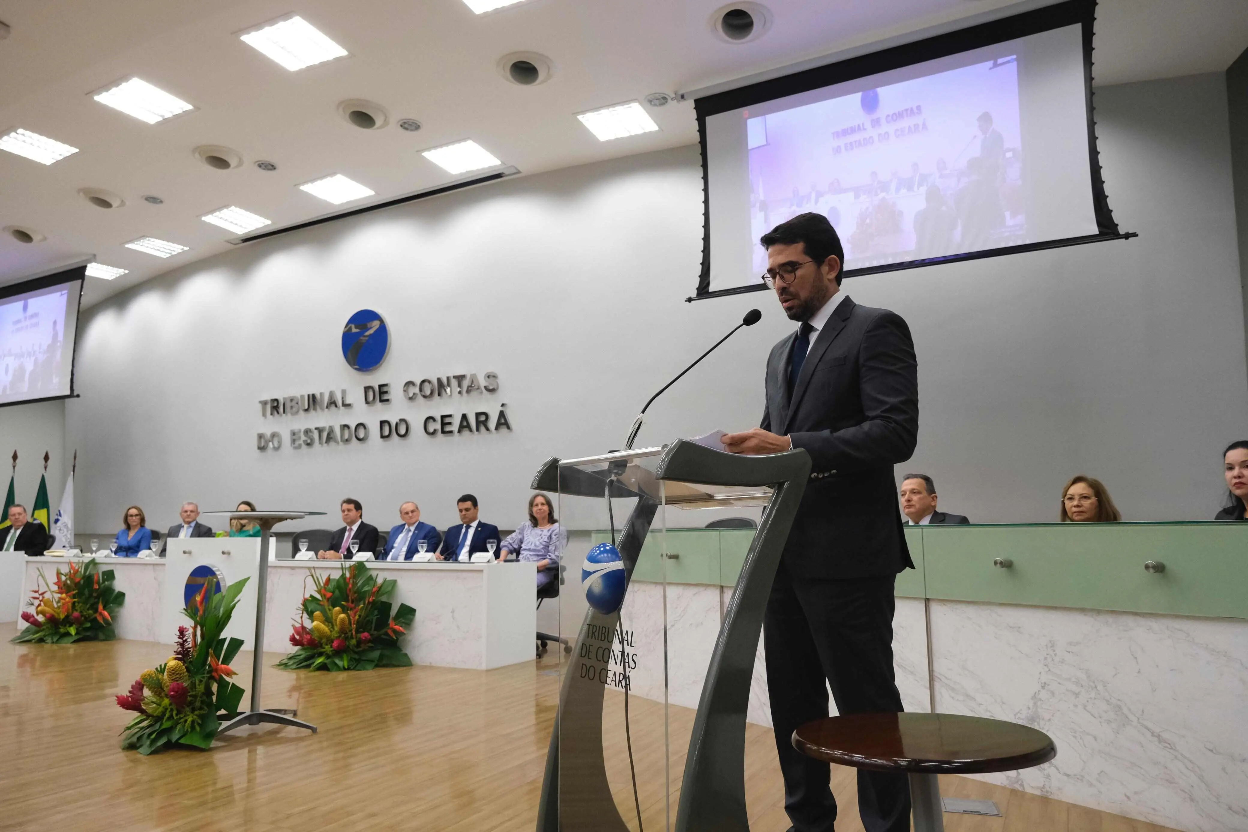 Imagem da notícia: Rholden Queiroz toma posse no TCE e reforça 'critérios objetivos' nas fiscalizações em ano eleitoral