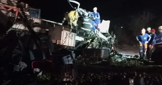 Imagem da notícia: Veja o que se sabe sobre acidente entre ônibus e caminhão que deixou mais de 20 mortos na Bahia