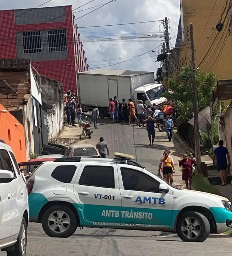 Imagem da notícia: Família morre atropelada por caminhão em Baturité, no Ceará