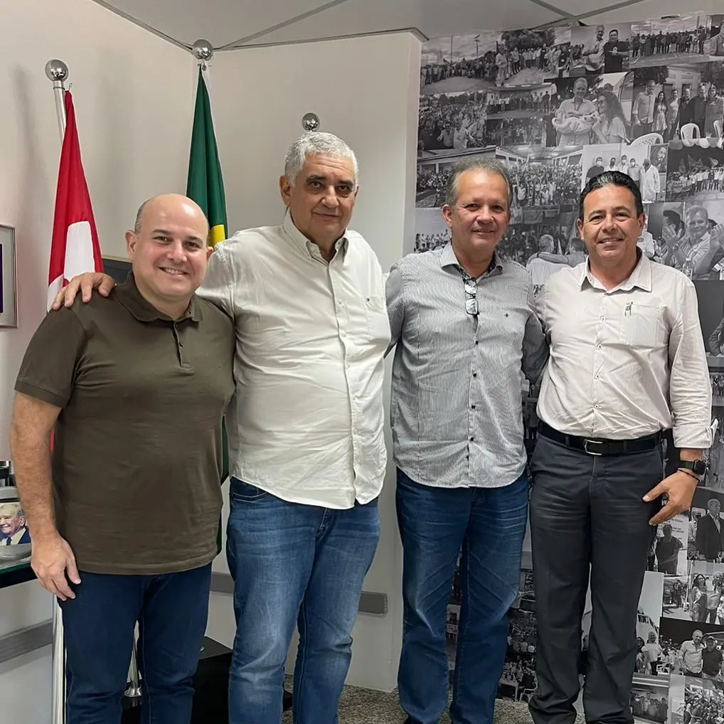 Imagem da notícia: André Figueiredo publica foto com ex-prefeito Gerardo Arruda e sinaliza pré-candidatura em Caucaia