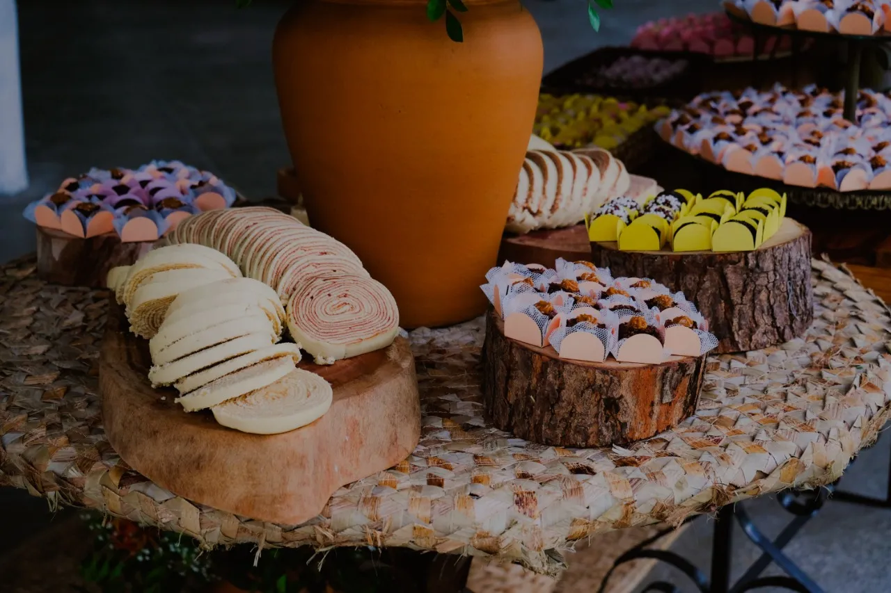 Bolo de rolo em fatias é opção para quem deseja montar uma mesa com doces saborosos e a preço acessível