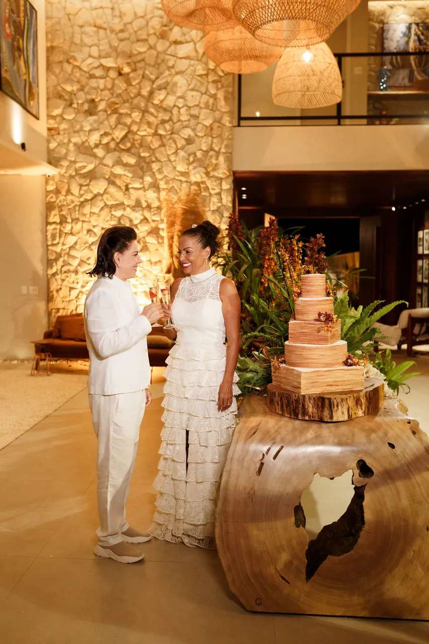 Denise e Gil escolheram um bolo de rolo com várias camadas e cortes geométricos para celebrar casamento