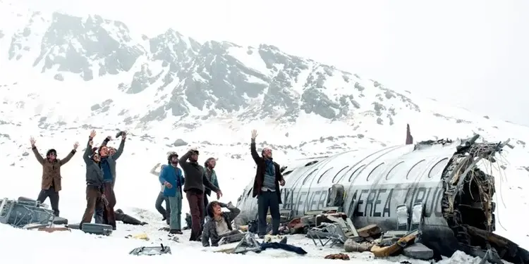 Imagem da notícia: Veja fotos reais do acidente que inspirou o filme 'A Sociedade da Neve' da Netflix