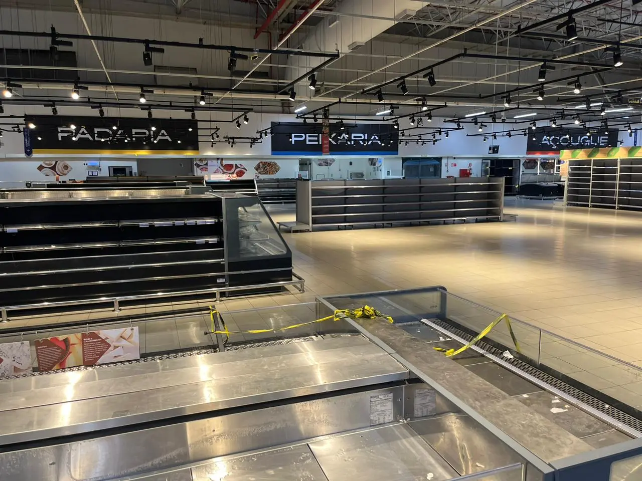 Imagem da notícia: Com prateleiras esvaziadas, Carrefour confirma a funcionários fechamento de loja em Fortaleza