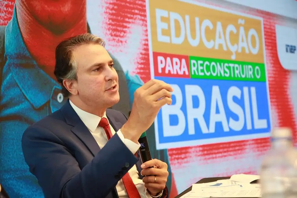 Imagem da notícia: Alunos do terceiro ano vão receber dinheiro para fazer o Enem, diz Camilo Santana