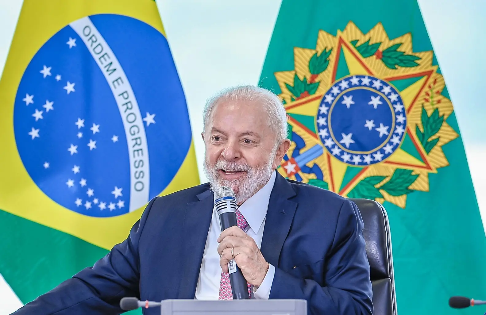 Imagem da notícia: Lula sanciona programa 'Pé de Meia', que cria poupança para alunos do ensino médio da rede pública