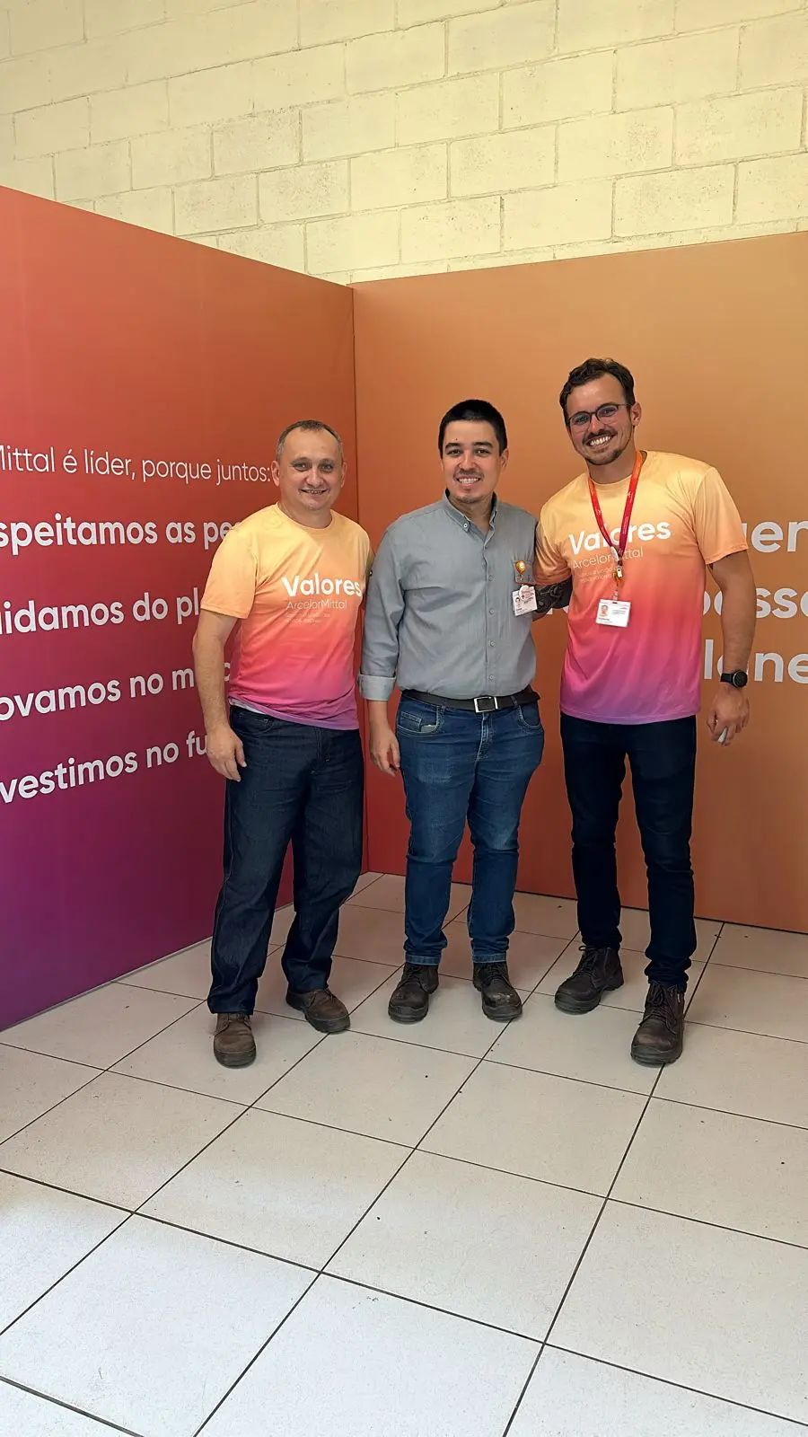 Carlos Felipe posa para foto