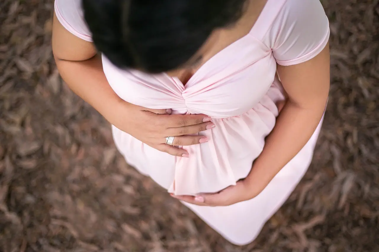 mulher grávida com vestido rosa