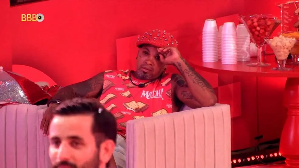 Imagem da notícia: Rodriguinho fica sentado durante show de Léo Santana no BBB 24 e é criticado 