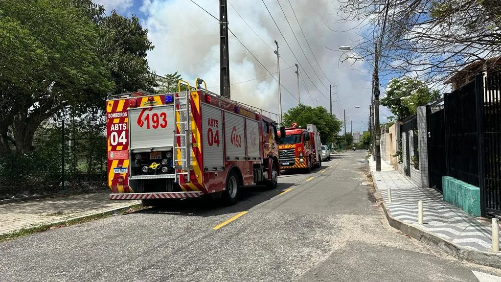 O Corpo de Bombeiros tenta controlar as chamas