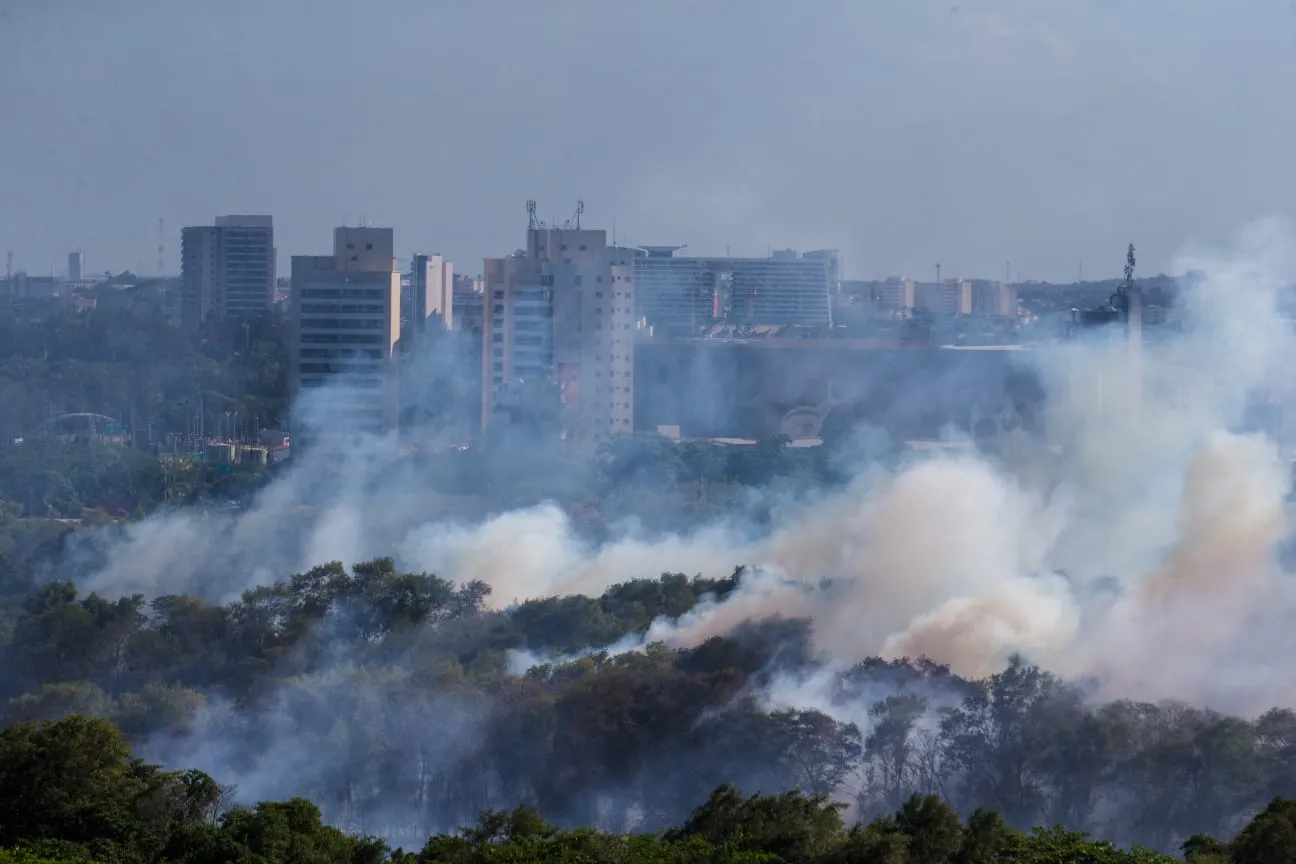 Região ainda registra muita fumaça na tarde desta quinta (18)