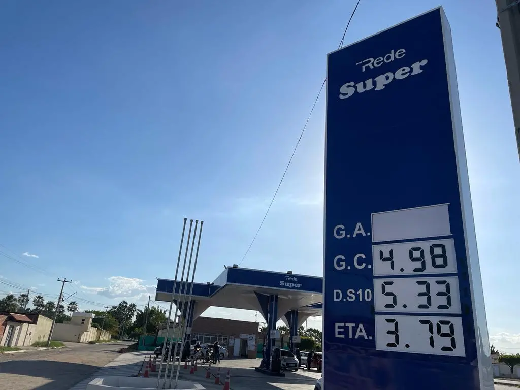 Imagem da notícia: Dono de posto ameaçado por vender gasolina barata reduz preço para menos de R$ 5