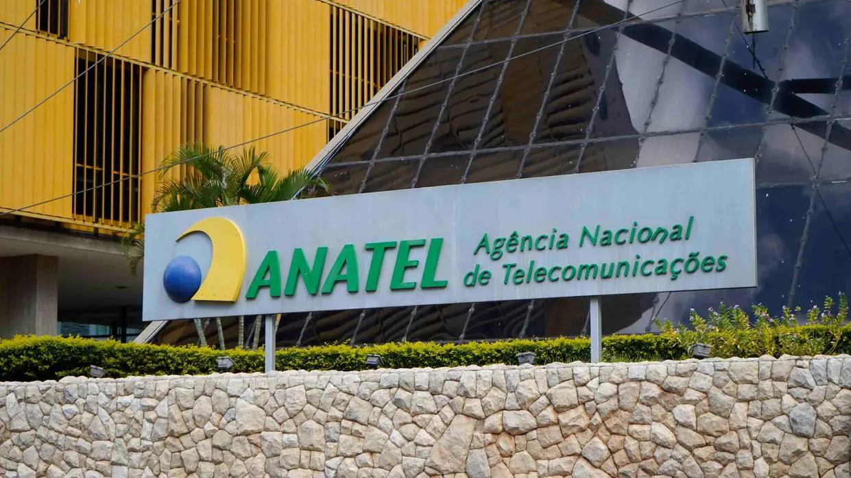 Imagem da notícia: Edital da Anatel é publicado com 50 vagas e salários de até R$ 16,4 mil; confira