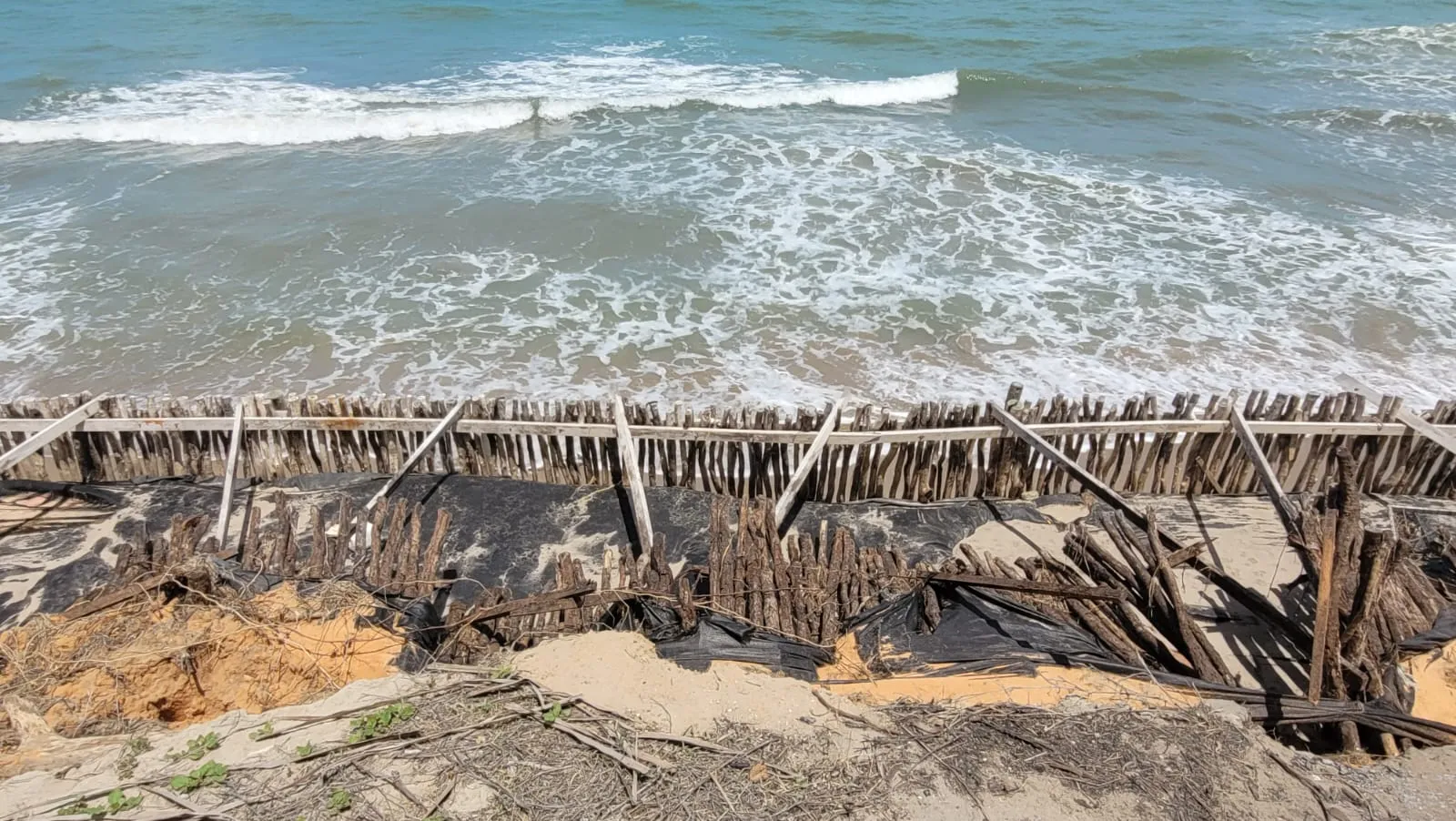 A construção do espigão tem como objetivo tentar conter o avanço do mar