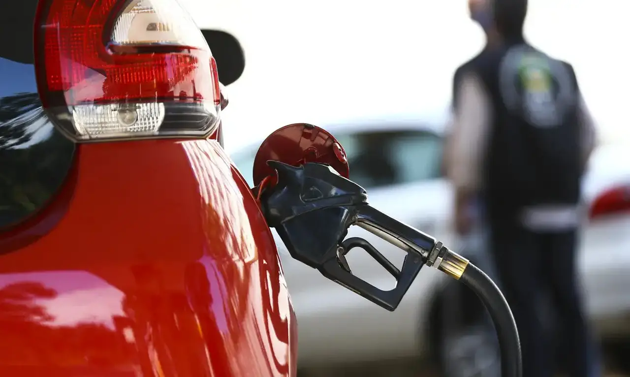 Imagem da notícia: Ceará segue com o preço médio da gasolina comum mais caro do Nordeste