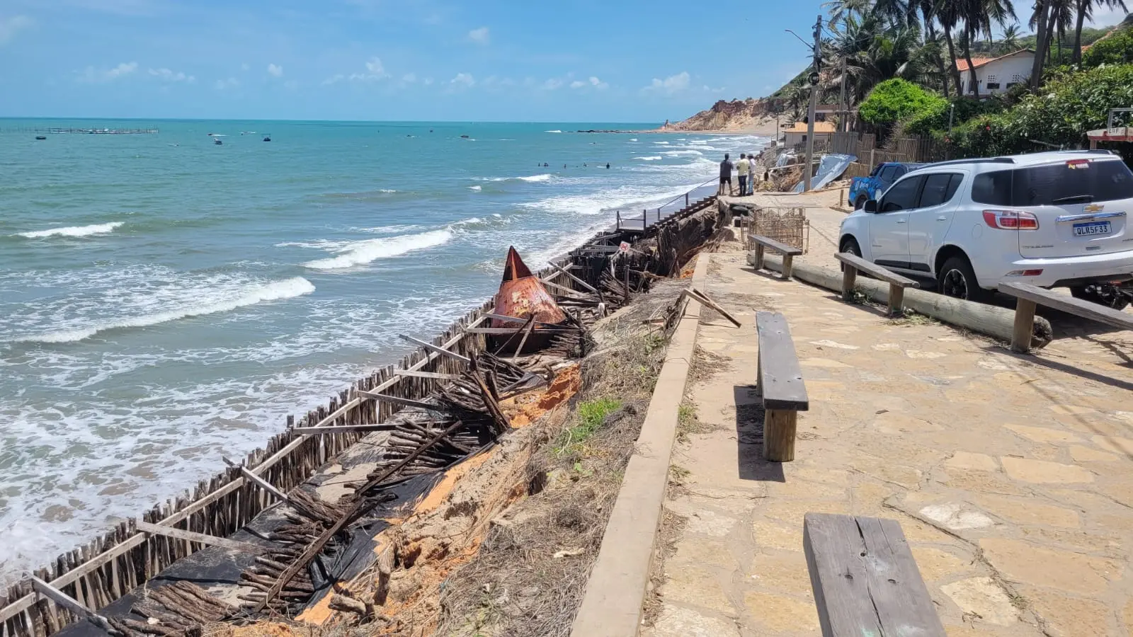 Imagem da notícia: Avanço do mar na Praia da Peroba ameaça 20 imóveis; Espigão será construído
