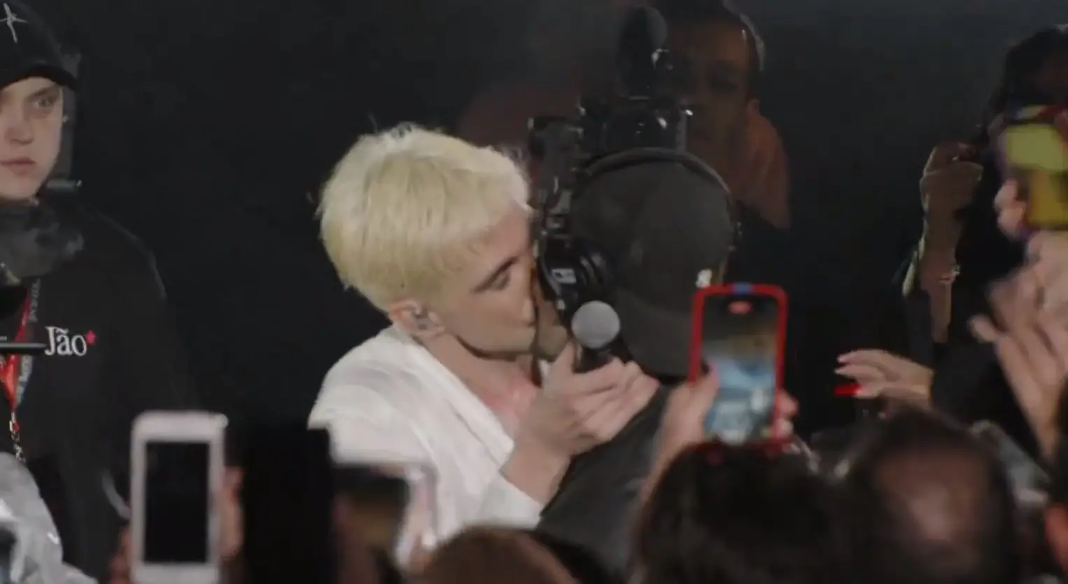 Imagem da notícia: Cantor Jão beija o produtor Pedro Tófani durante show em SP 