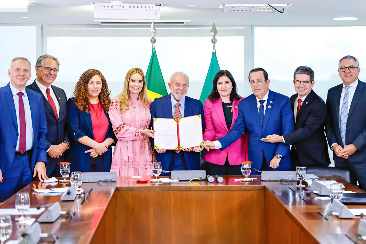 Imagem da notícia: Lula sanciona Orçamento de 2024 com previsão de R$ 5,5 trilhões