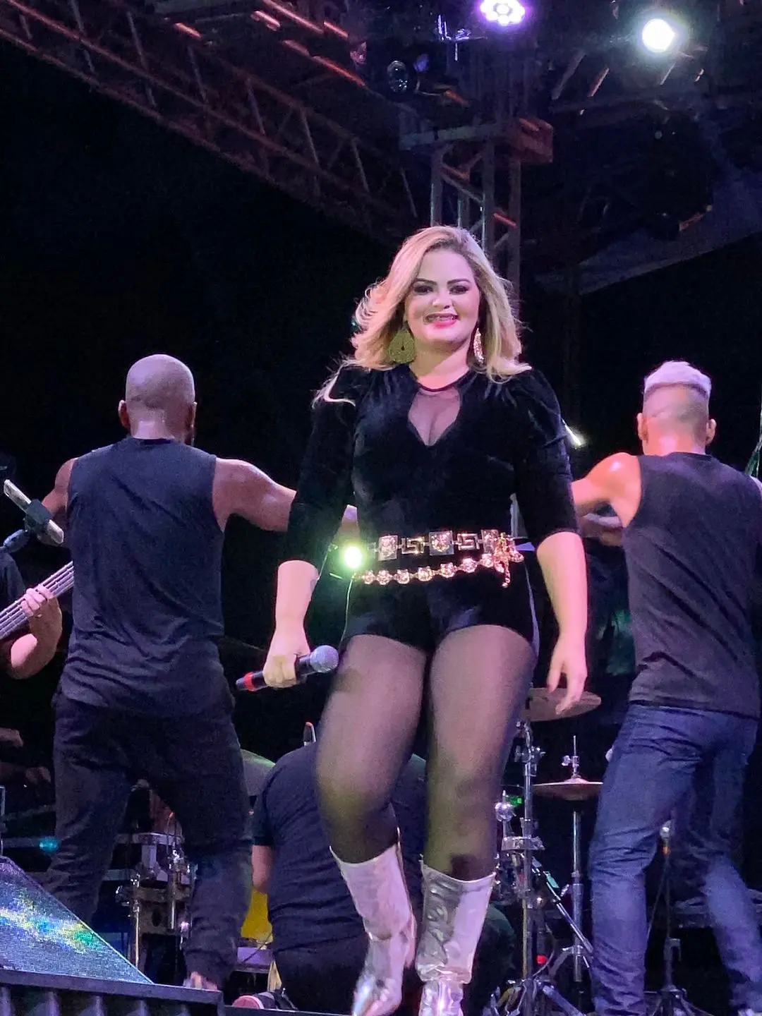 Imagem da notícia: Cantora Dani Li morre aos 35 anos após procedimento cirúrgico