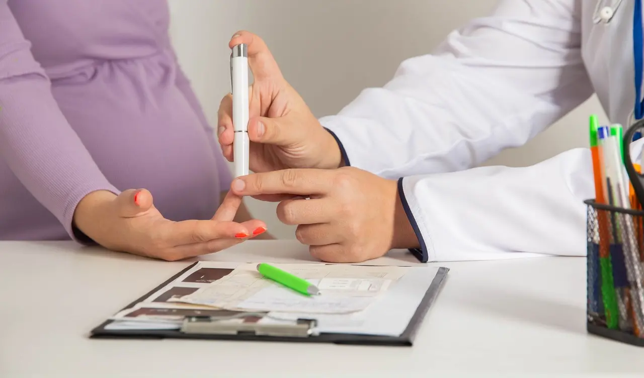 grávida de roxo fazendo teste de diabetes.