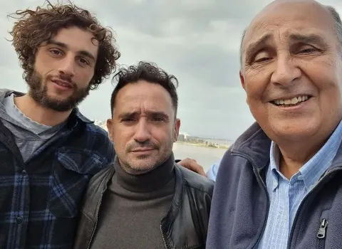 Antonio Vizintin ao lado da equipe do filme 