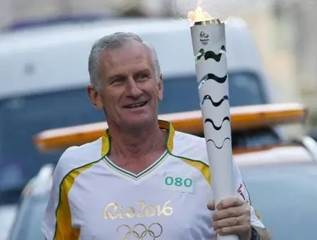 Roy tinha a única câmera fotográfica do grupo