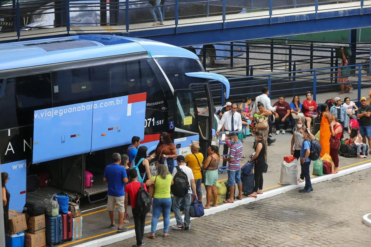 Imagem da notícia: Com passagens de avião mais caras, turistas cearenses optam por viajar de ônibus no Carnaval