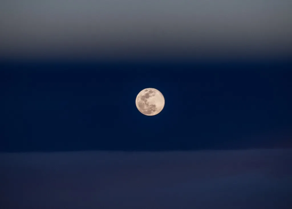 A Lua cheia pôde ser vista a partir do pôr do sol nesta quinta-feira (25)