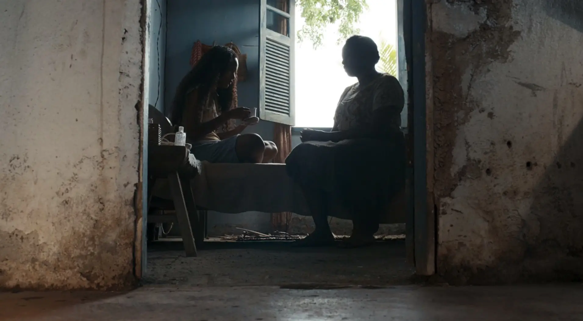 Imagem da notícia: Em 'Renascer', Maria Santa revela para a mãe que está grávida e será abandonada