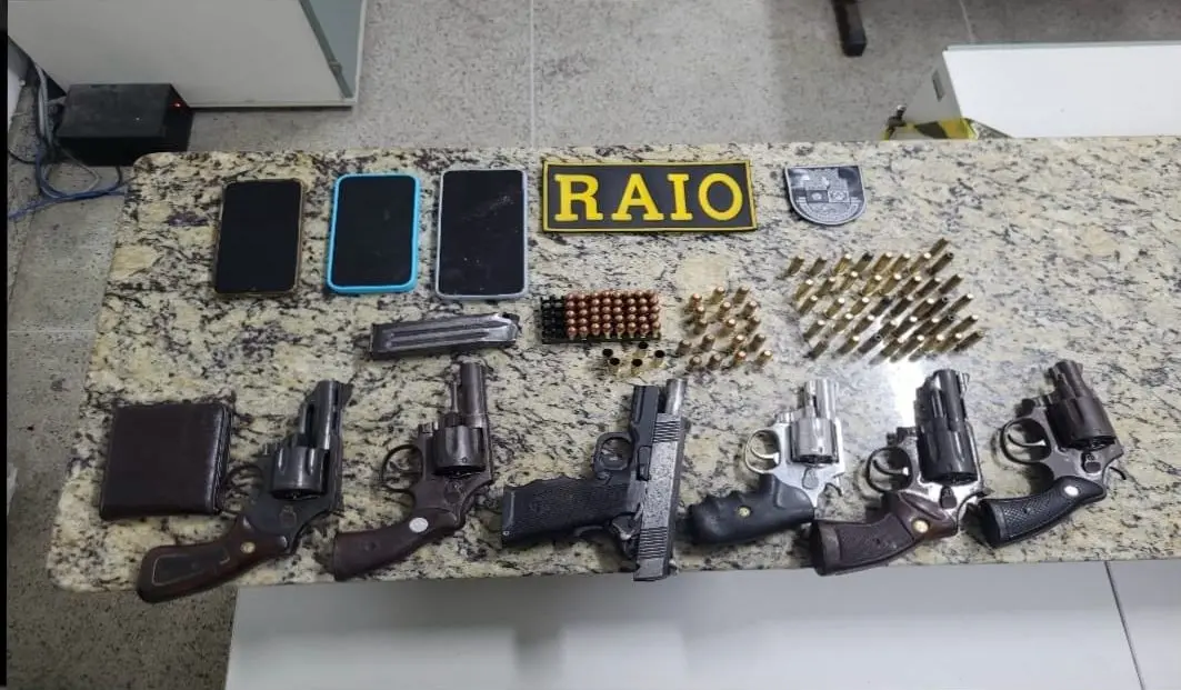 Imagem da notícia: Oito integrantes de facção que planejavam chacina na Barra do Ceará são presos com 6 armas de fogo